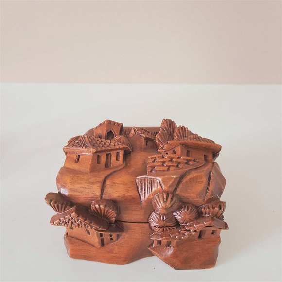 Hand carved Honduras wooden chest/trinket box. - Picture 2 of 9